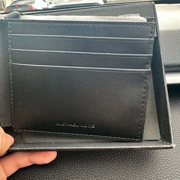 MK Wallet For Men 💲 - Picture 2 of 3